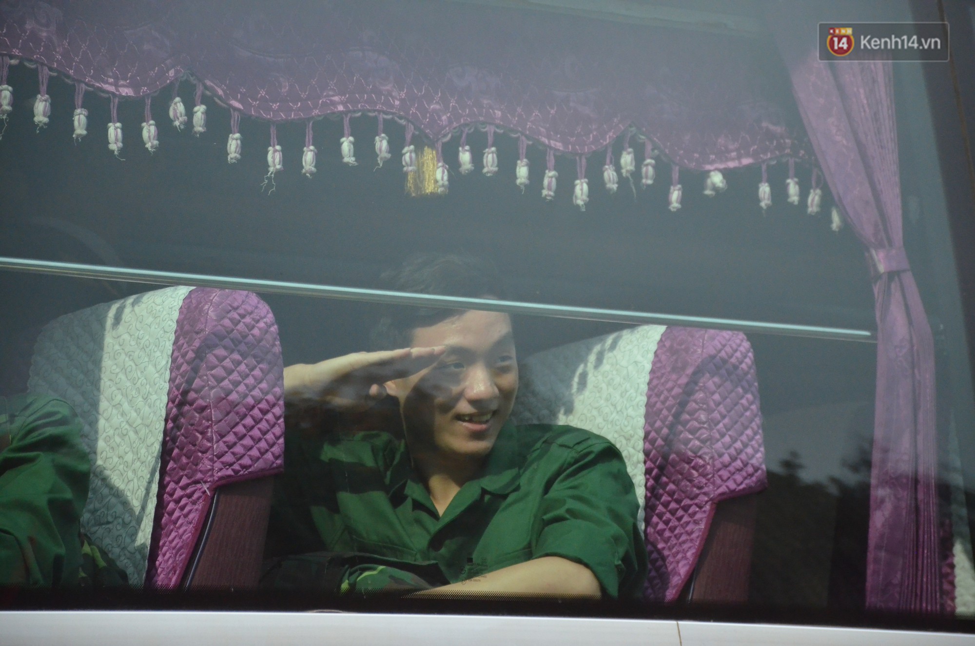 Những giọt nước mắt bịn rịn của người thân ngày tiễn tân binh lên đường nhập ngũ